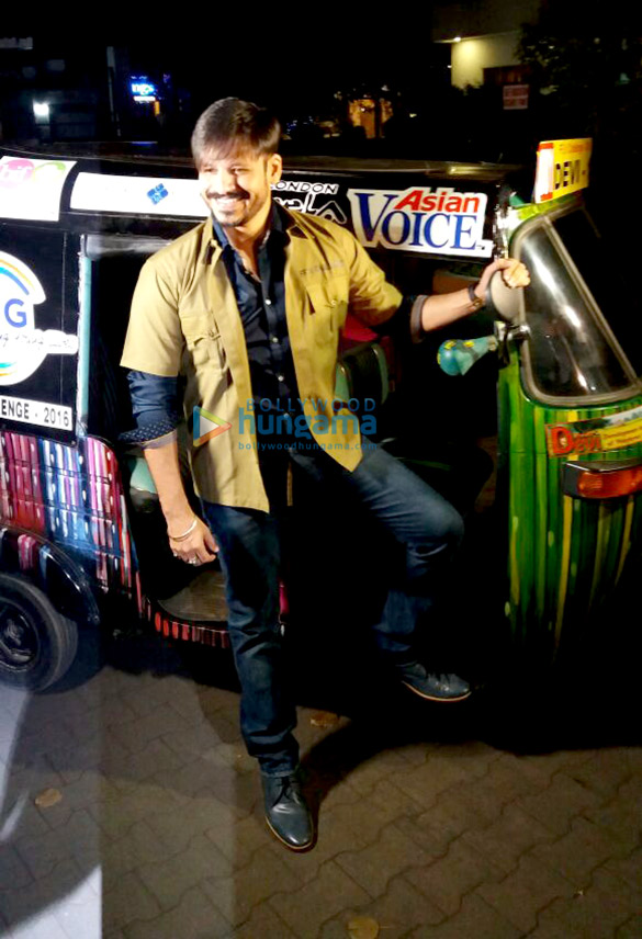 vivek oberoi rides auto rickshaw for charity 1