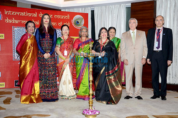 Aishwarya Rai Bachchan graces the ‘International Dance Congress Meet’ with her dance teacher Lata Surendra Aishwarya Rai Bachchan graces the ‘International Dance Congress Meet’ with her dance teacher Lata Surendra