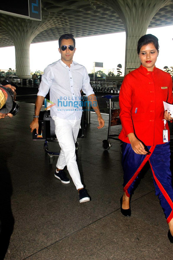 ajayshahid and kajol snapped at the airport 6