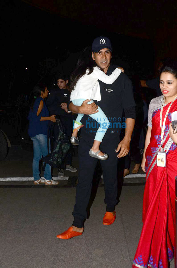Akshay Kumar, Arjun Kapoor and Elli Avram depart for Christmas & New Year holidays Akshay Kumar, Arjun Kapoor and Elli Avram depart for Christmas & New Year holidays