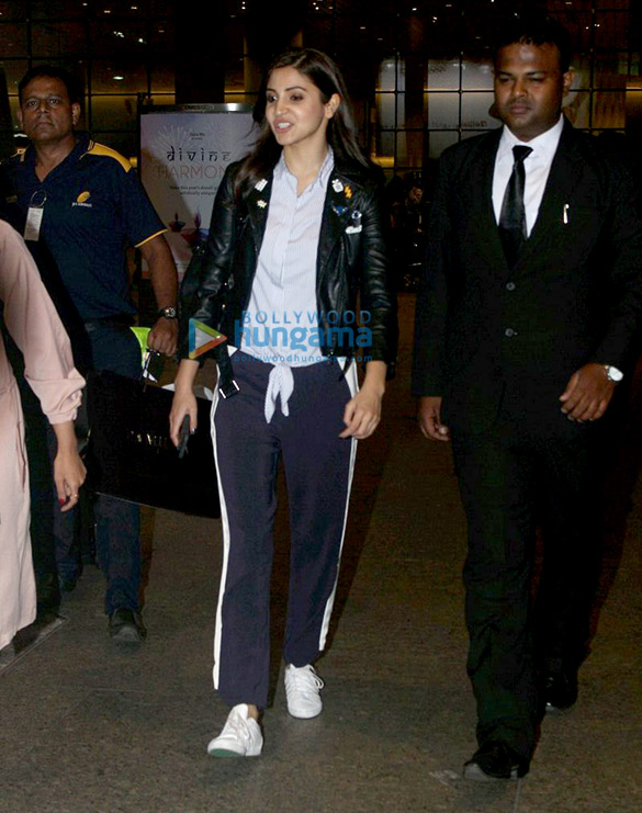 anushka snapped at the mumbai airport 5