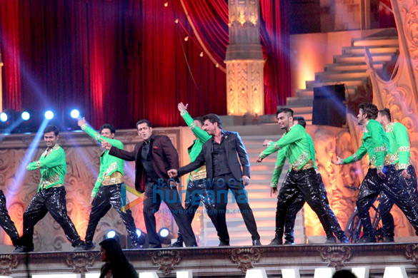 celebs perform at 23rd annual star screen awards 2016 5