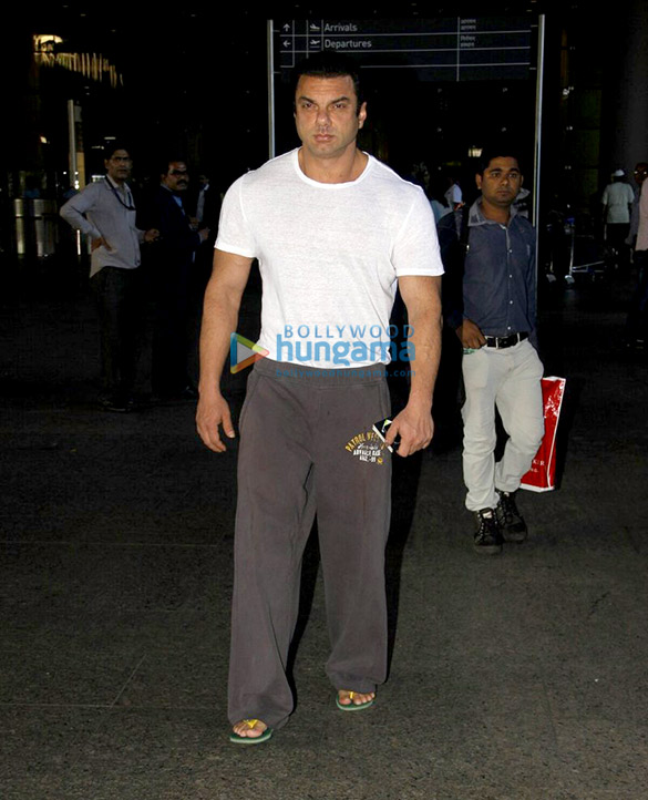 dhanush kriti neha and others snapped at the airport 6