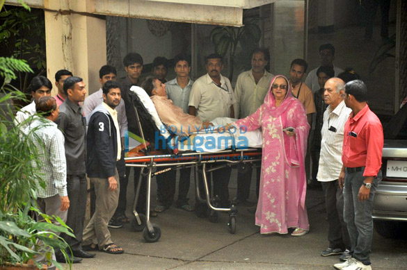 dilip kumar snapped with wife saira banu post discharge from hospital 3