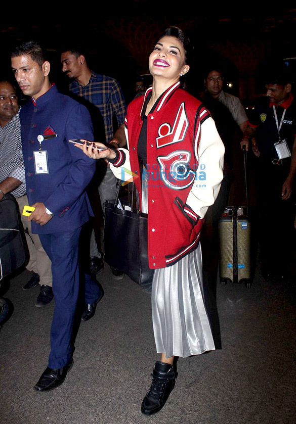 jacqueline fernandez snapped at the airport leaving for new york 2