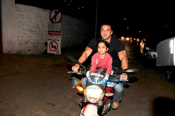 karan and gauri snapped visiting ranbir kapoors new house in bandra 4