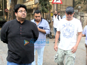 Mushtaq Sheikh's father's last rites at Bandra crematorium
