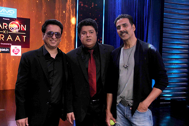 omg after shah rukh khan akshay kumar does pole dance on yaaron ki baraat 1