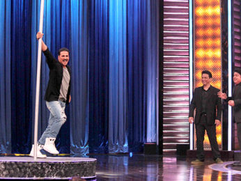 OMG! After Shah Rukh Khan, Akshay Kumar does pole dance on Yaaron Ki Baraat