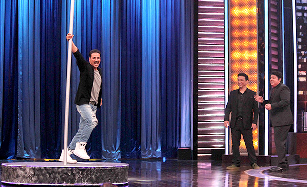 omg after shah rukh khan akshay kumar does pole dance on yaaron ki baraat 4
