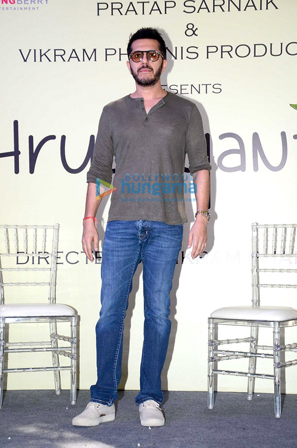 srk gives mahurat clap for vikrams marathi movie hrudayantar 16