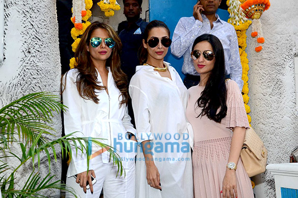 srk gives mahurat clap for vikrams marathi movie hrudayantar 21