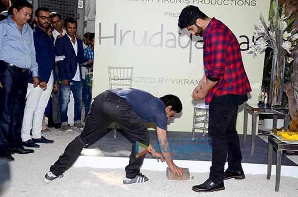 srk gives mahurat clap for vikrams marathi movie hrudayantar 8