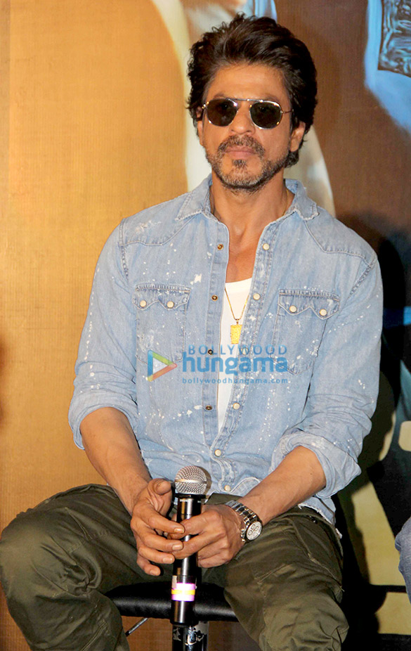 srk graces the trailer launch of his next film raees 4