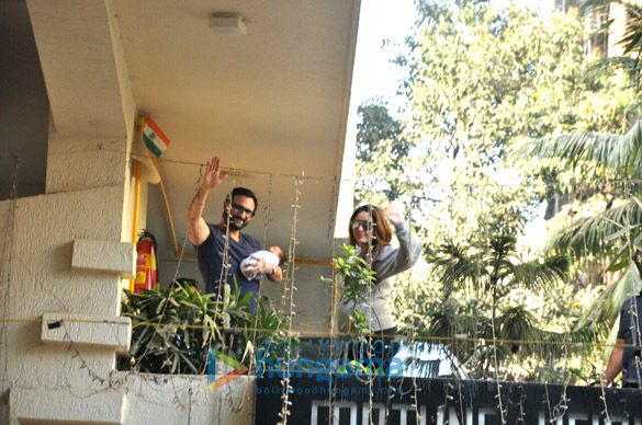 saif ali khan and kareena kapoor khan pose with baby taimur outside their residence 2