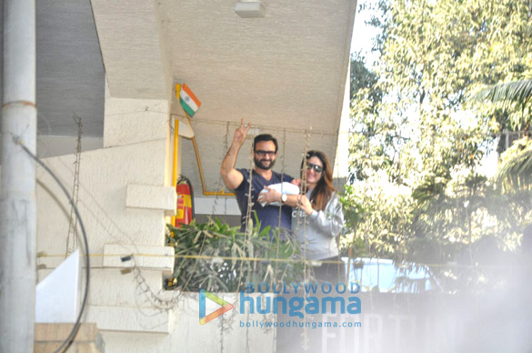 saif ali khan and kareena kapoor khan pose with baby taimur outside their residence 3