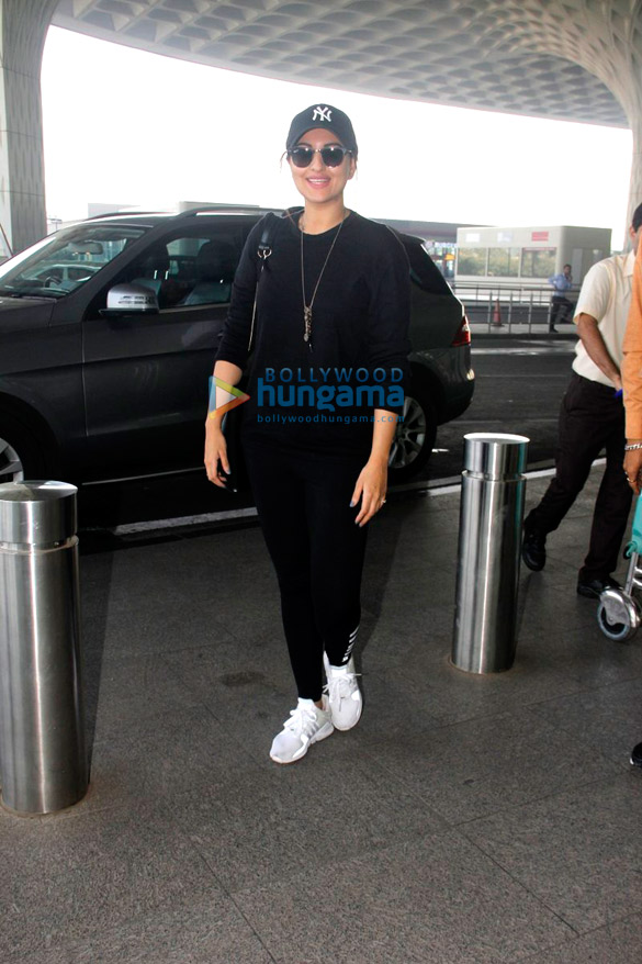 sonakshi sinha and others snapped at the airport 5