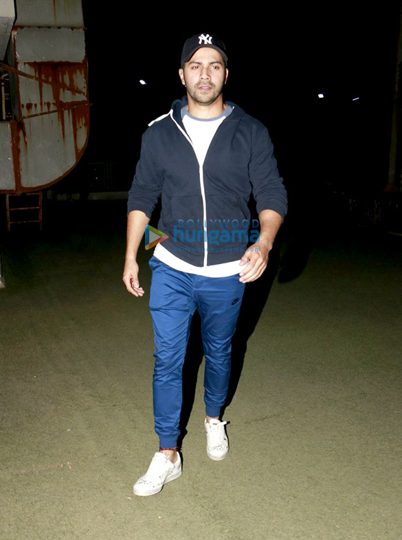 varun dhawan snapped post a screening of dangal 4