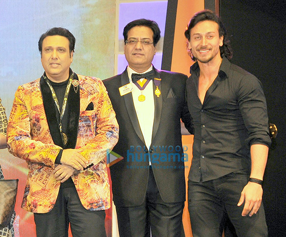 aishwarya rai bachchan and tiger shroff grace the 23rd sol lions gold awards 2016 16