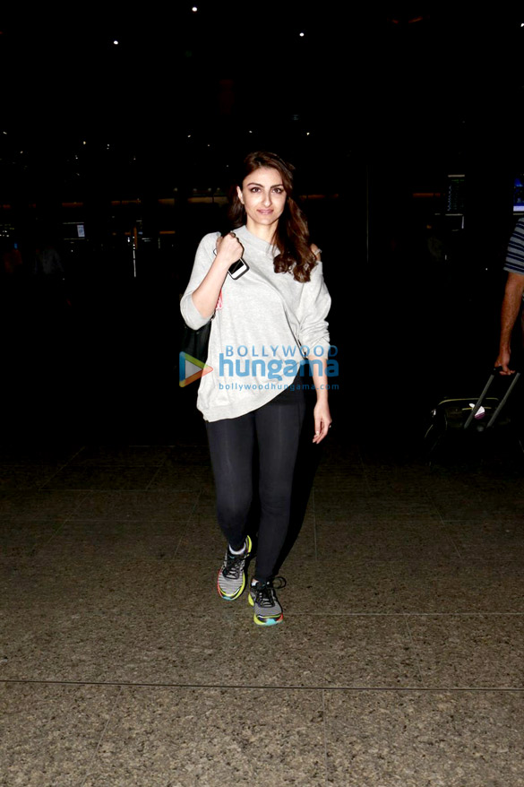andre agassi jacqueline fernandez sunny leone and others snapped at the airport 4