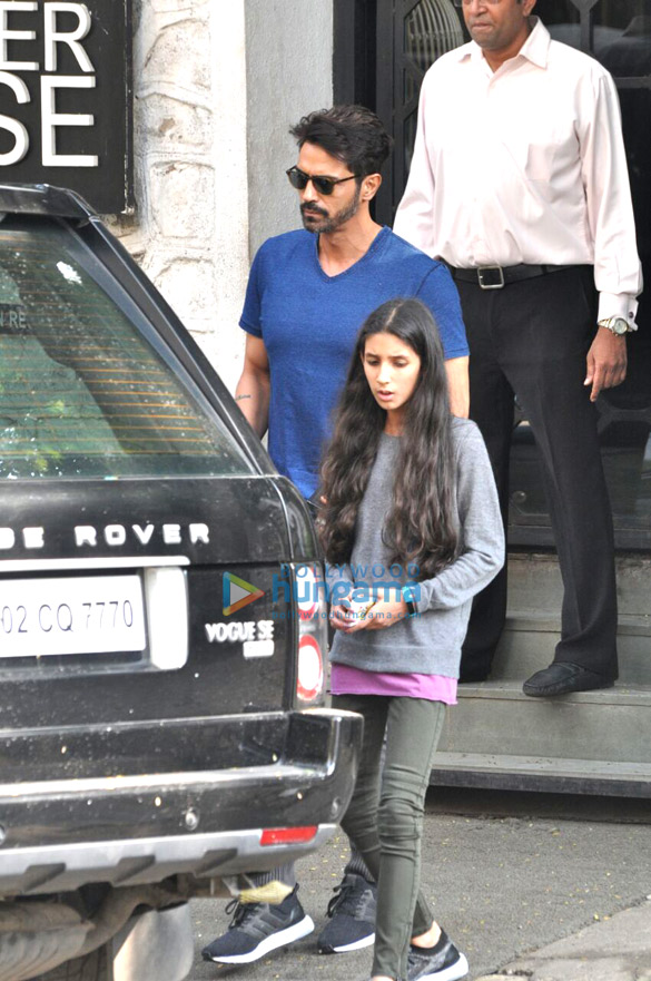 arjun rampal snapped with his daughter 4