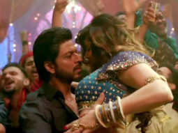 EXCLUSIVE SRK Power! Crowd Goes CRAZY In A Theater During Laila Song In Raees