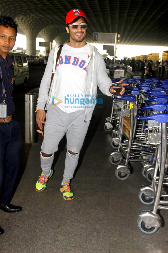 emraan hashmi vidyut jammwal and other snapped at the airport 2