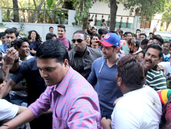 Hrithik Roshan snapped meeting his fans on his birthday