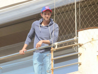 Hrithik Roshan snapped meeting his fans on his birthday