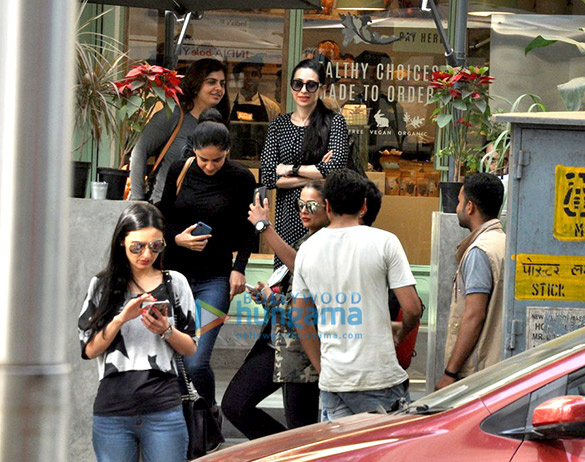 karisma kapoor amrita arora anu diwan snapped post lunch at kitchen garden 1