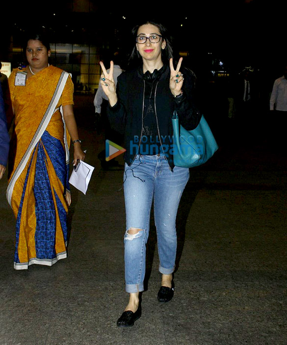 karisma kapoor snapped at the airport 5