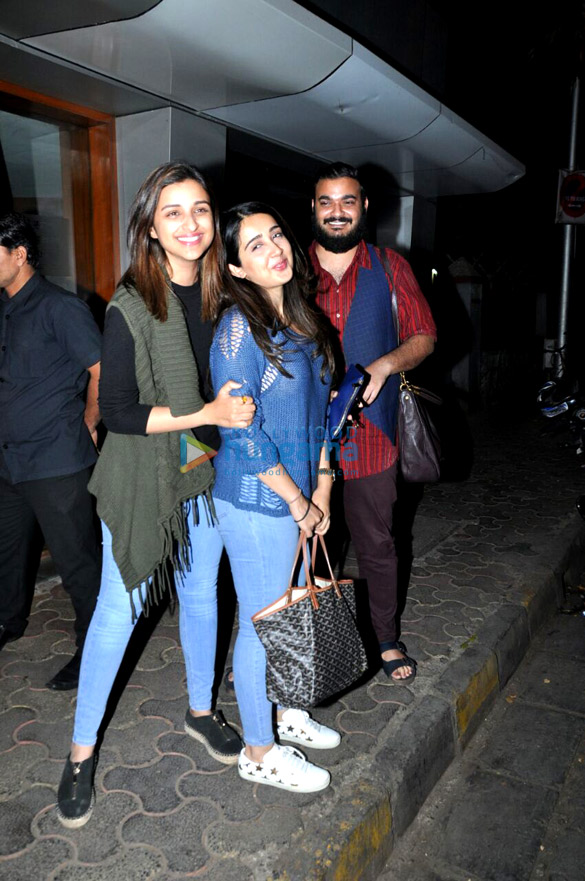 Parineeti Chopra snapped with friends post dinner at ‘Salt Water Cafe’ Parineeti Chopra snapped with friends post dinner at ‘Salt Water Cafe’