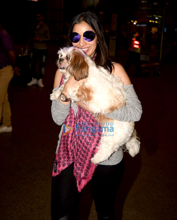 priyanka chopra sophie choudry manish malhotra snapped at the airport 5