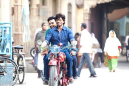 Movie still from the Movie Raees