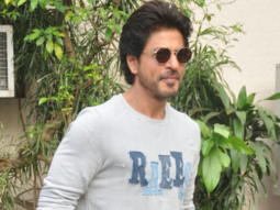 Shah Rukh Khan Meets His Shoemaker Fan
