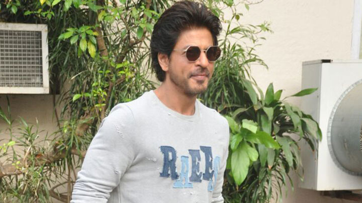 Shah Rukh Khan Meets His Shoemaker Fan Shah Rukh Khan Meets His Shoemaker Fan