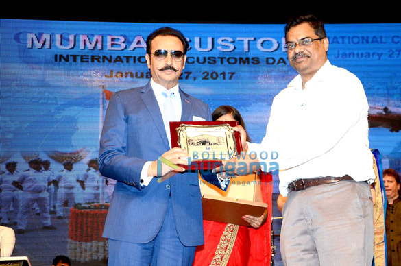 shah rukh khan salman khan karisma kapoor kangna ranaut and others celebrate international customs day 14