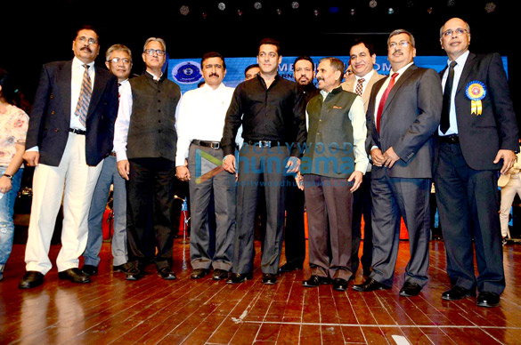 shah rukh khan salman khan karisma kapoor kangna ranaut and others celebrate international customs day 2