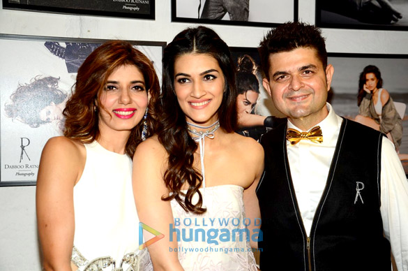 shah rukh khan varun dhawan kriti sanon rekha others grace the launch of dabboo ratnanis calendar 2017 12