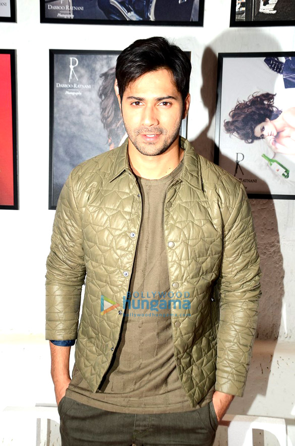 shah rukh khan varun dhawan kriti sanon rekha others grace the launch of dabboo ratnanis calendar 2017 2