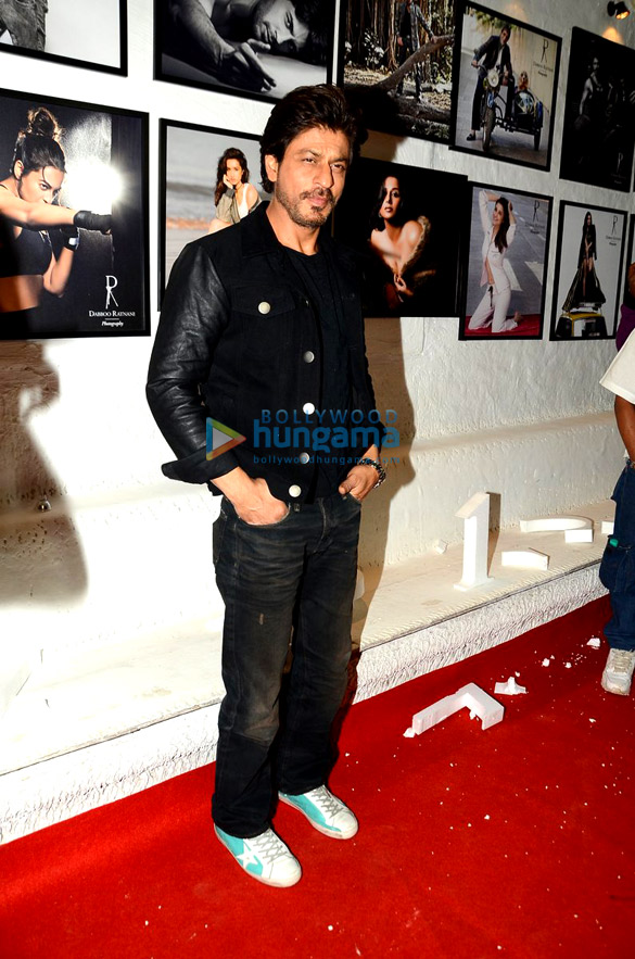 shah rukh khan varun dhawan kriti sanon rekha others grace the launch of dabboo ratnanis calendar 2017 36