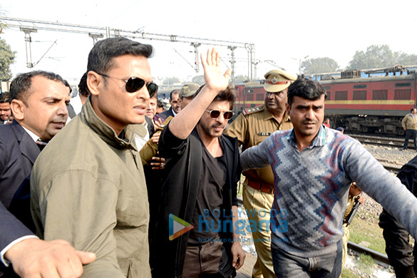 shah rukh khan arrives in delhi to promote raees 3