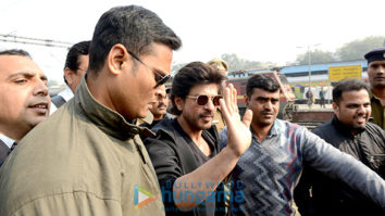 Shah Rukh Khan reaches Delhi from Mumbai via train to promote ‘Raees’