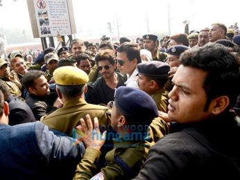Shah Rukh Khan reaches Delhi from Mumbai via train to promote 'Raees'