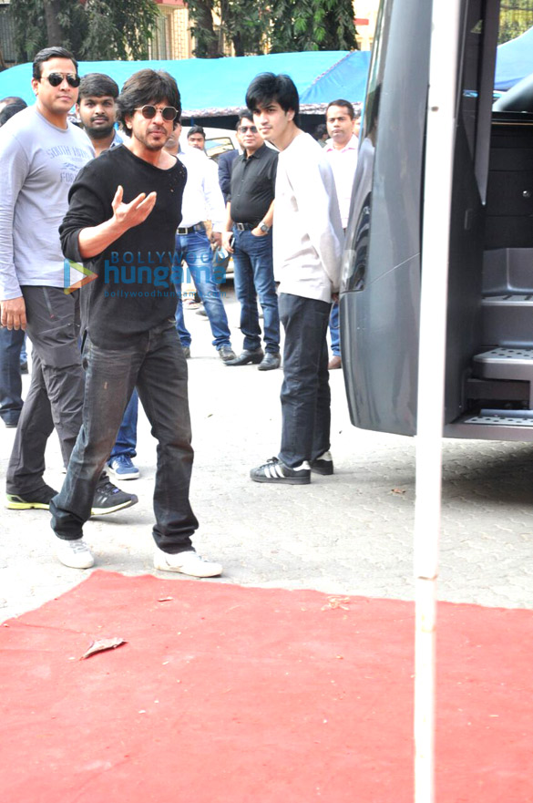 shah rukh khan promotes raees at mehboob studio in bandra 2