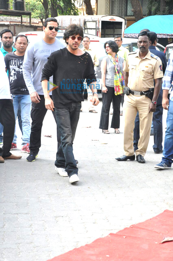 shah rukh khan promotes raees at mehboob studio in bandra 3