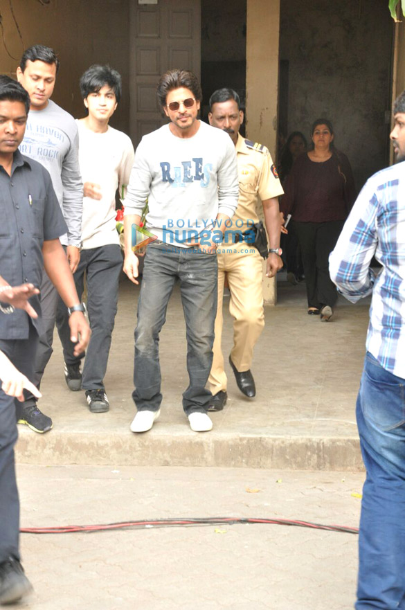 shah rukh khan promotes raees at mehboob studio in bandra 6