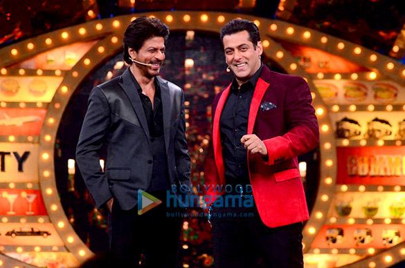 shah rukh khan promotes raees on the sets of salman khans bigg boss 10 2