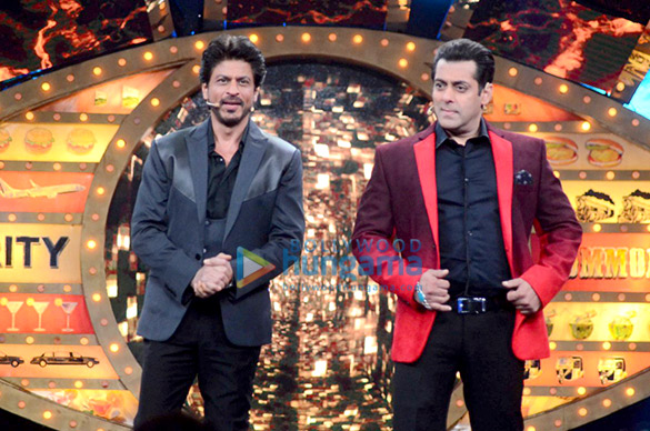 shah rukh khan promotes raees on the sets of salman khans bigg boss 10 5