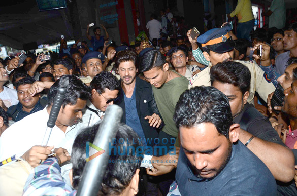 shah rukh khan snapped at bombay central as he departs for new delhi 1
